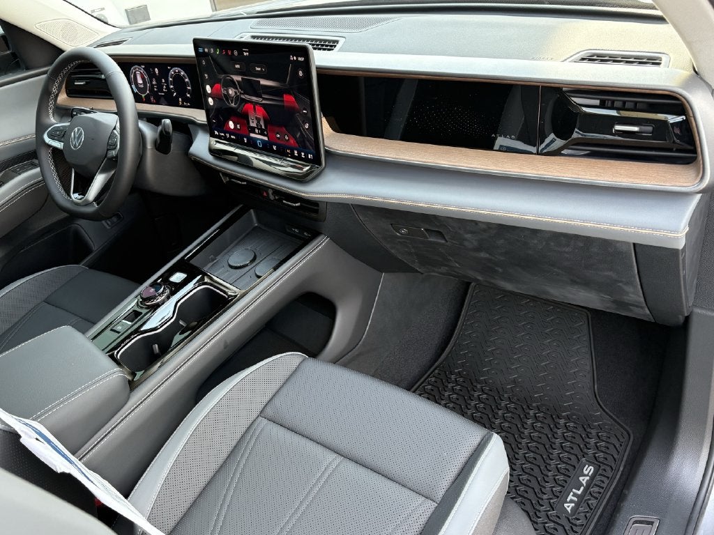 2027 Volkswagen Atlas SE w/Technology