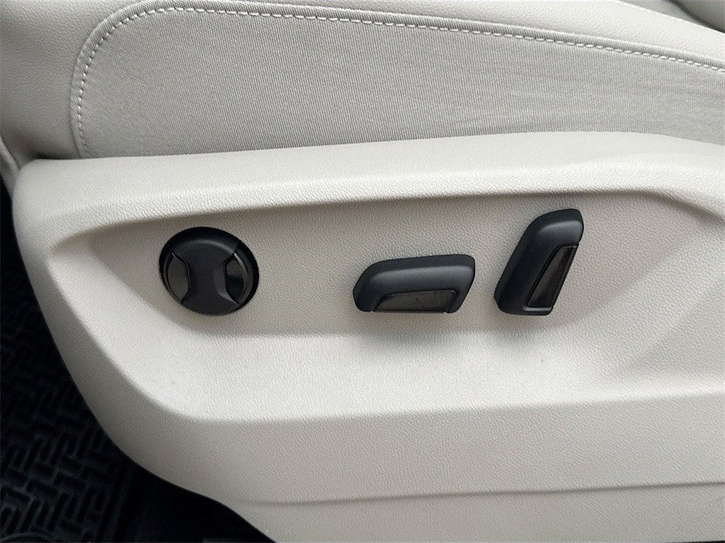 2025 Volkswagen Atlas 2.0T SE w/ Technology