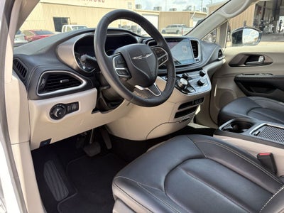 2024 Chrysler Pacifica Hybrid Select