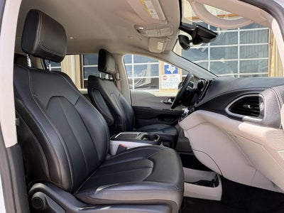 2024 Chrysler Pacifica Hybrid Select