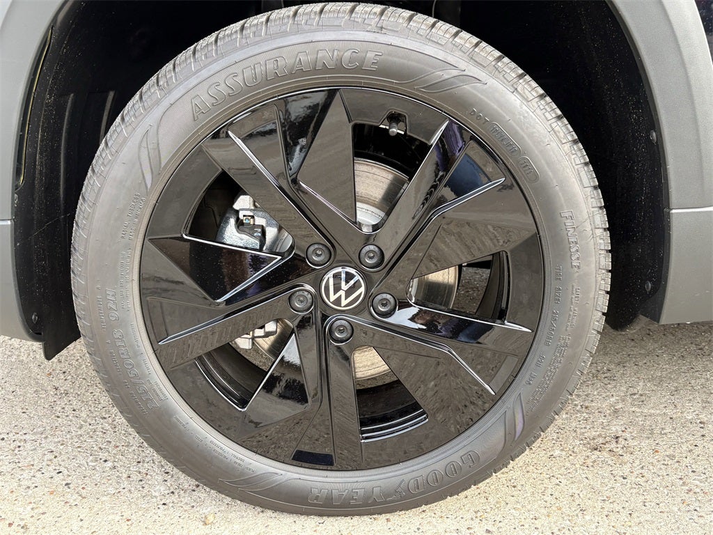 2026 Volkswagen Taos 1.5T SE Black