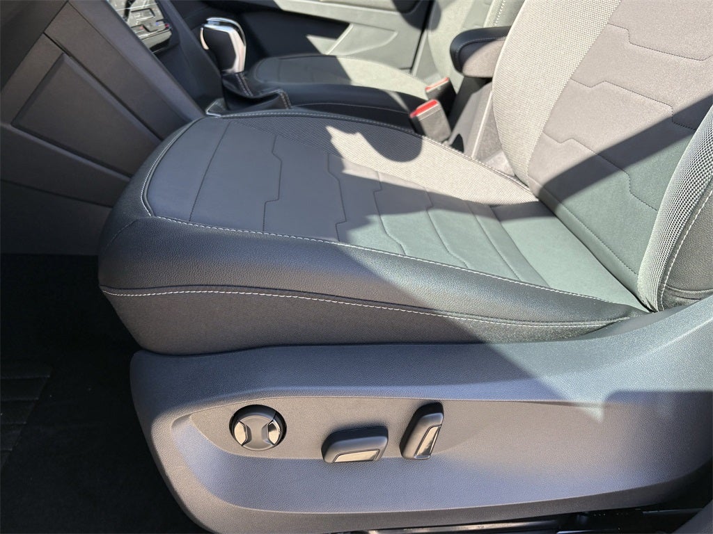 2026 Volkswagen Taos 1.5T SE Black