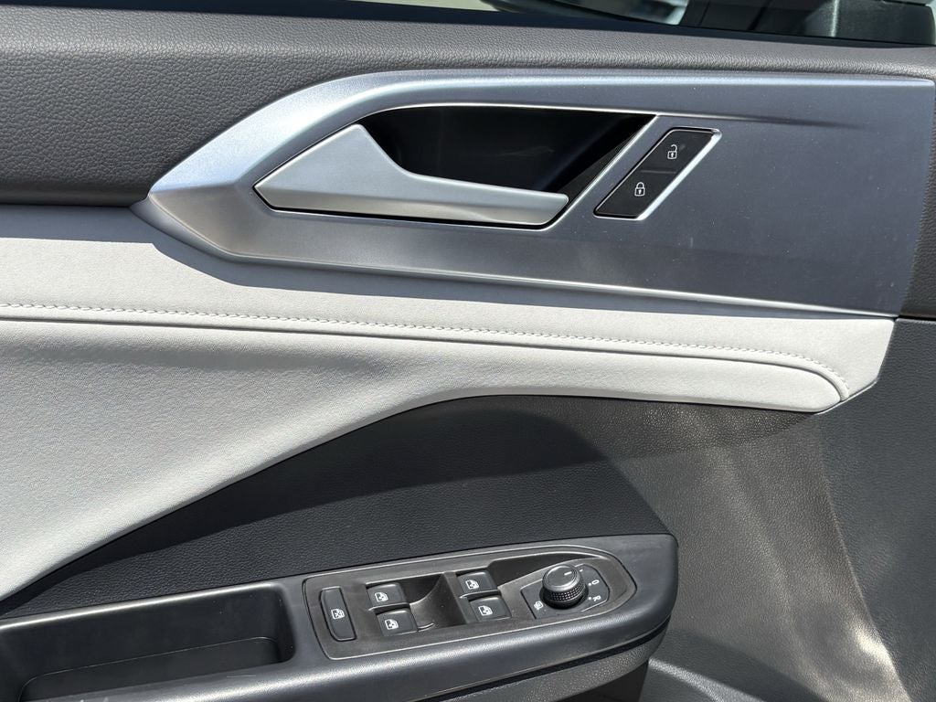 2025 Volkswagen Taos SE - Photo 11