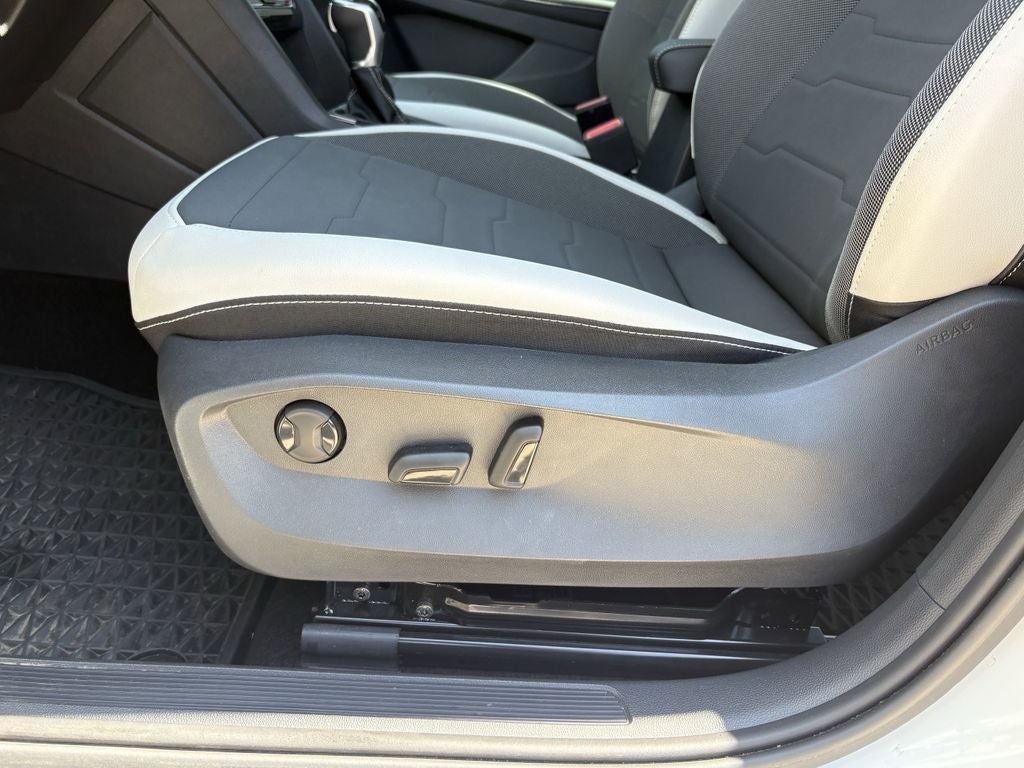 2025 Volkswagen Taos SE - Photo 13