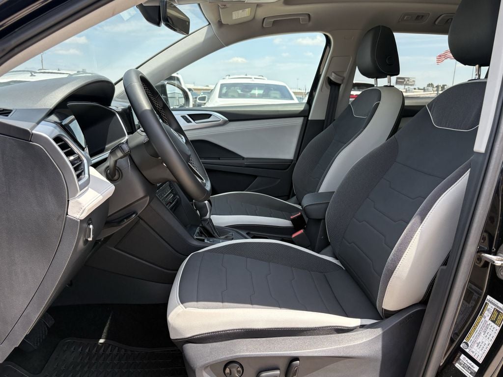 2025 Volkswagen Taos SE - Photo 12