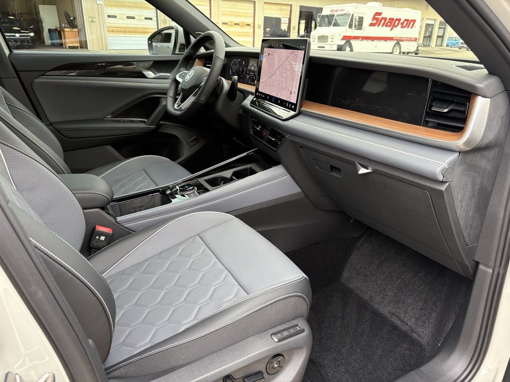 2026 Volkswagen Tiguan 2.0T SEL R-Line