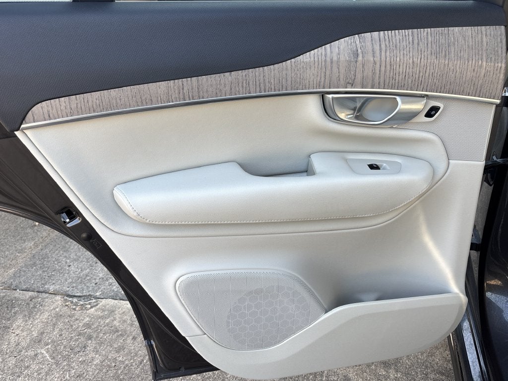 2024 Volvo XC90 B6 Plus Bright Theme