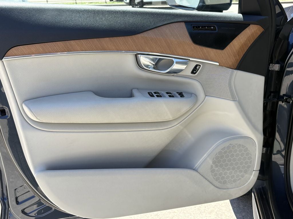 2022 Volvo XC90 T6 Momentum