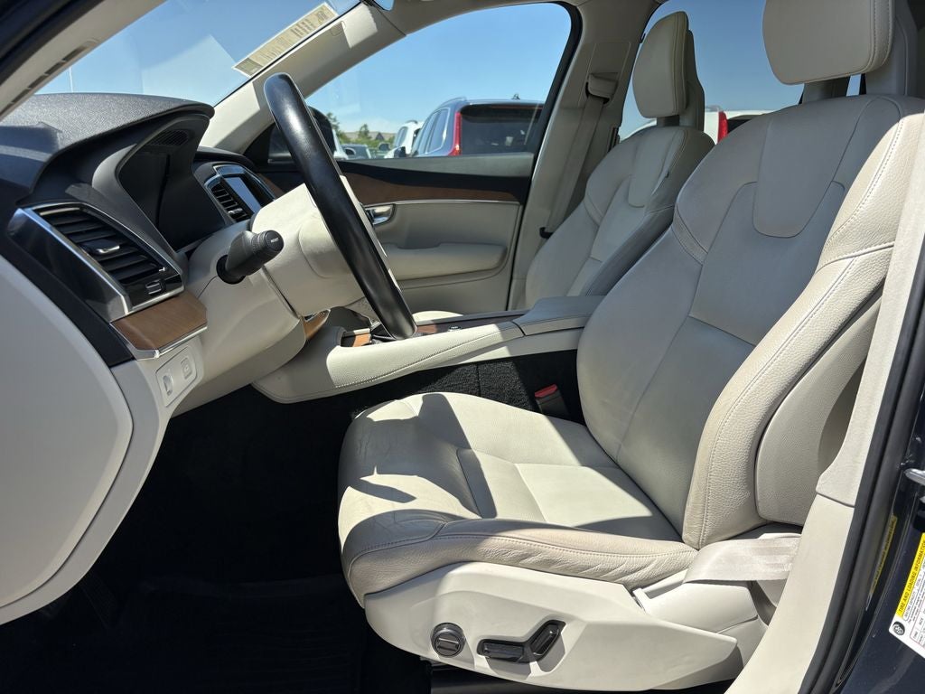 2022 Volvo XC90 T6 Momentum