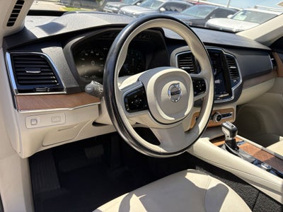 2022 Volvo XC90 T6 Momentum