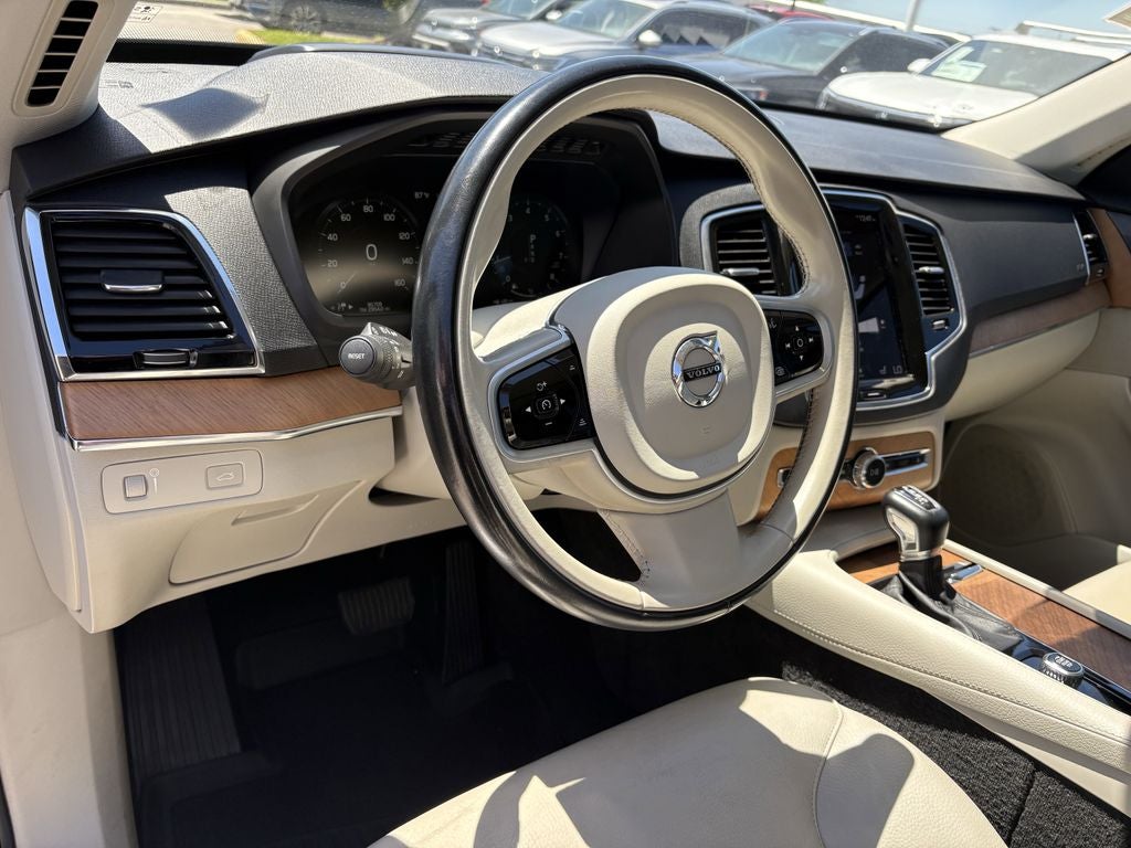 2022 Volvo XC90 T6 Momentum