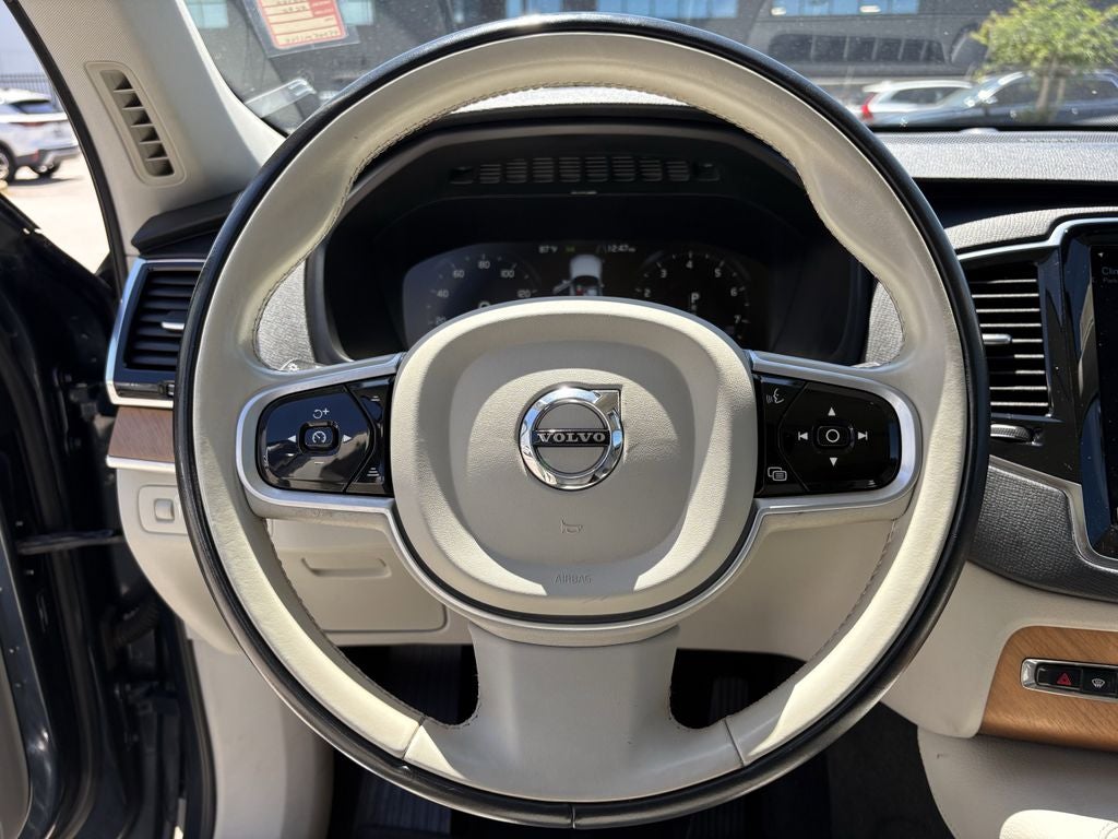 2022 Volvo XC90 T6 Momentum