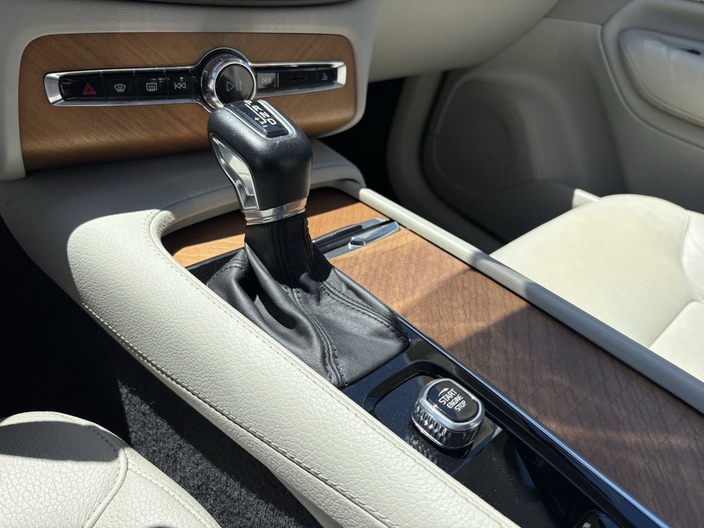 2022 Volvo XC90 T6 Momentum