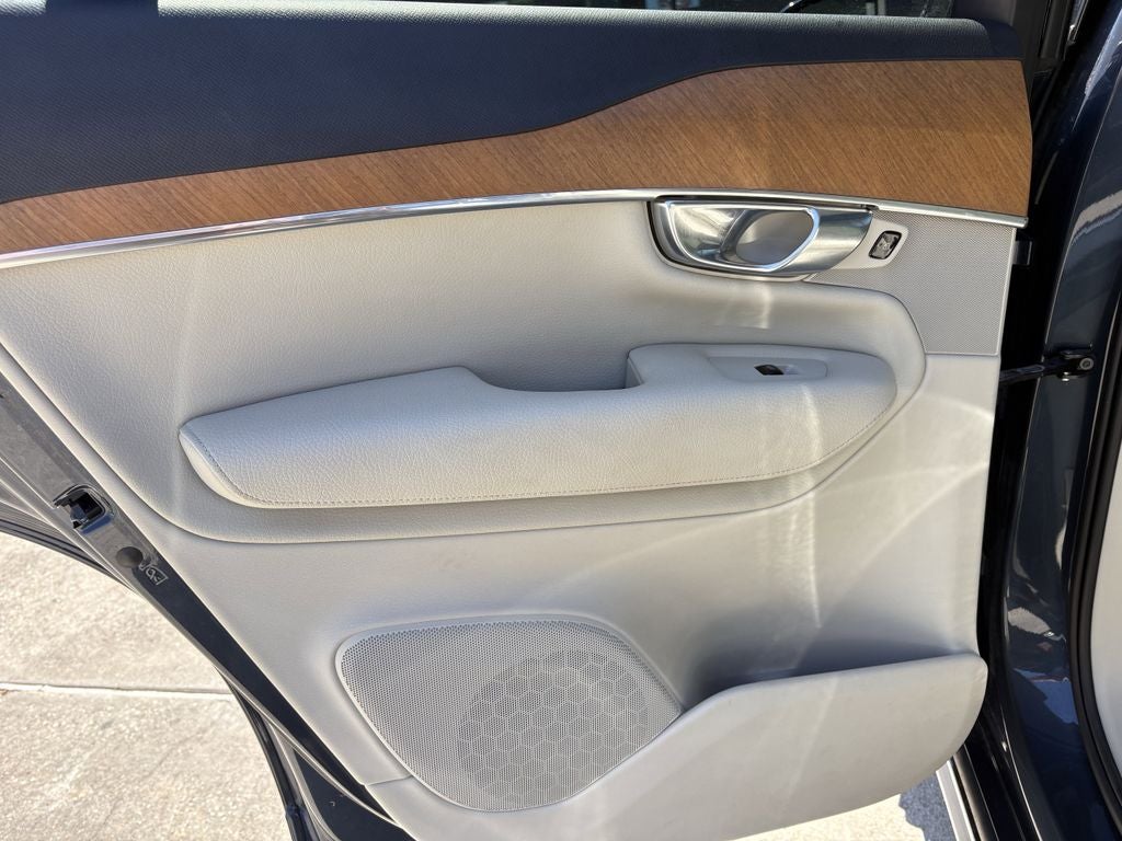 2022 Volvo XC90 T6 Momentum