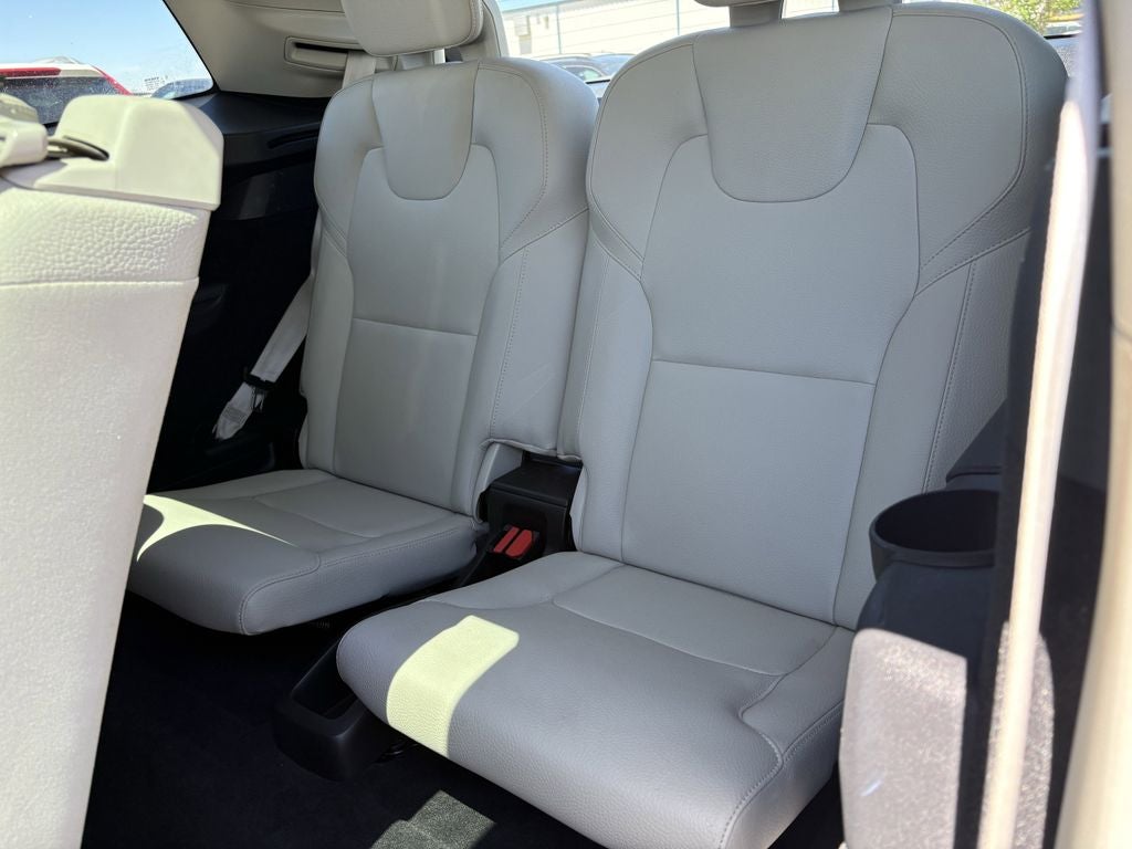 2022 Volvo XC90 T6 Momentum