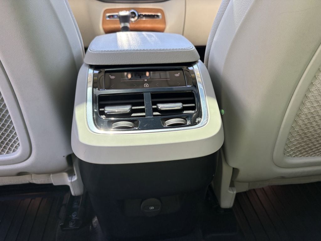 2022 Volvo XC90 T6 Momentum