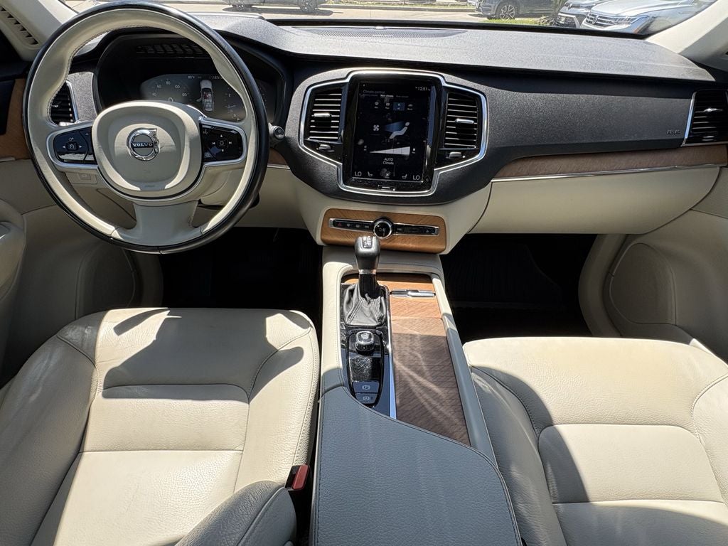 2022 Volvo XC90 T6 Momentum