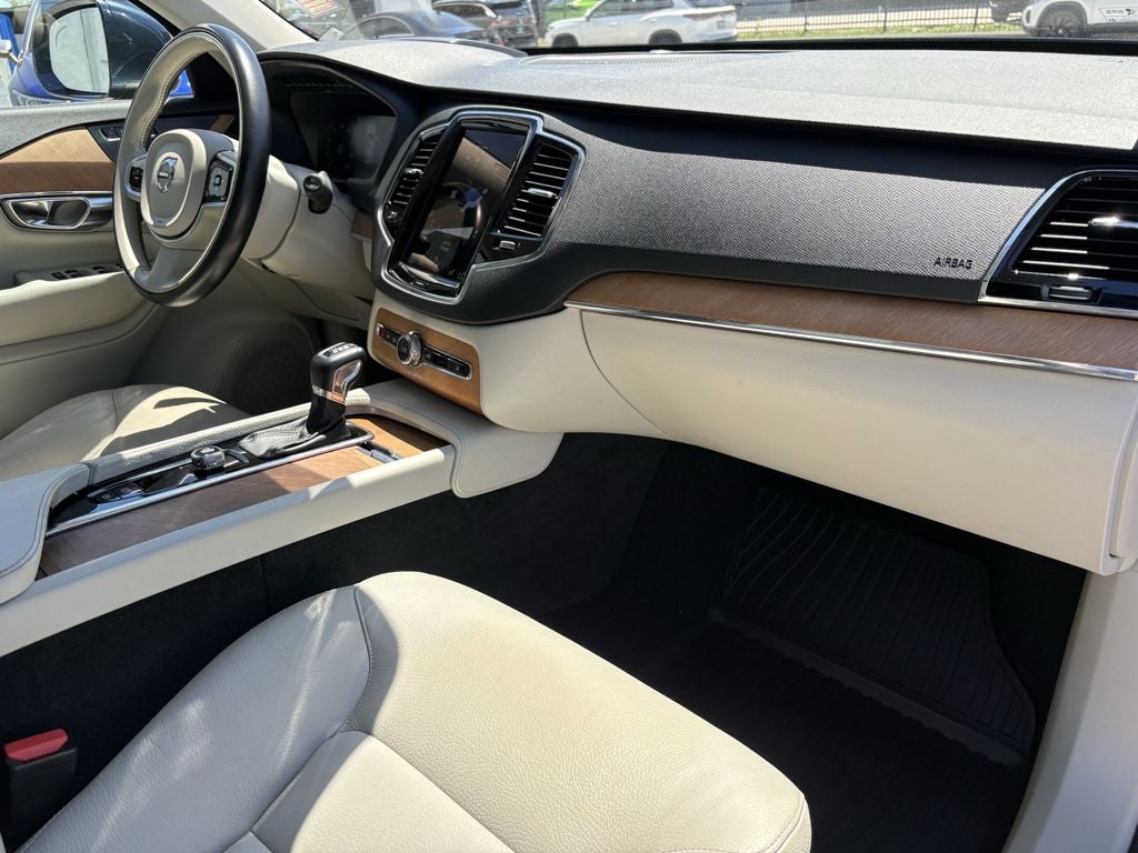 2022 Volvo XC90 T6 Momentum