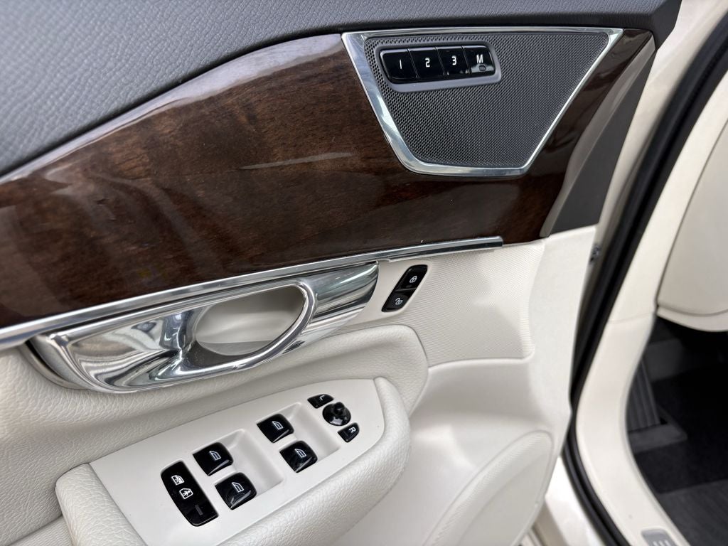 2016 Volvo XC90 T6 Momentum
