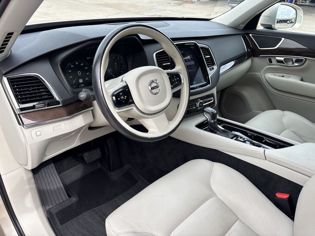 2016 Volvo XC90 T6 Momentum