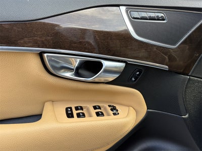 2017 Volvo XC90 T6 Momentum