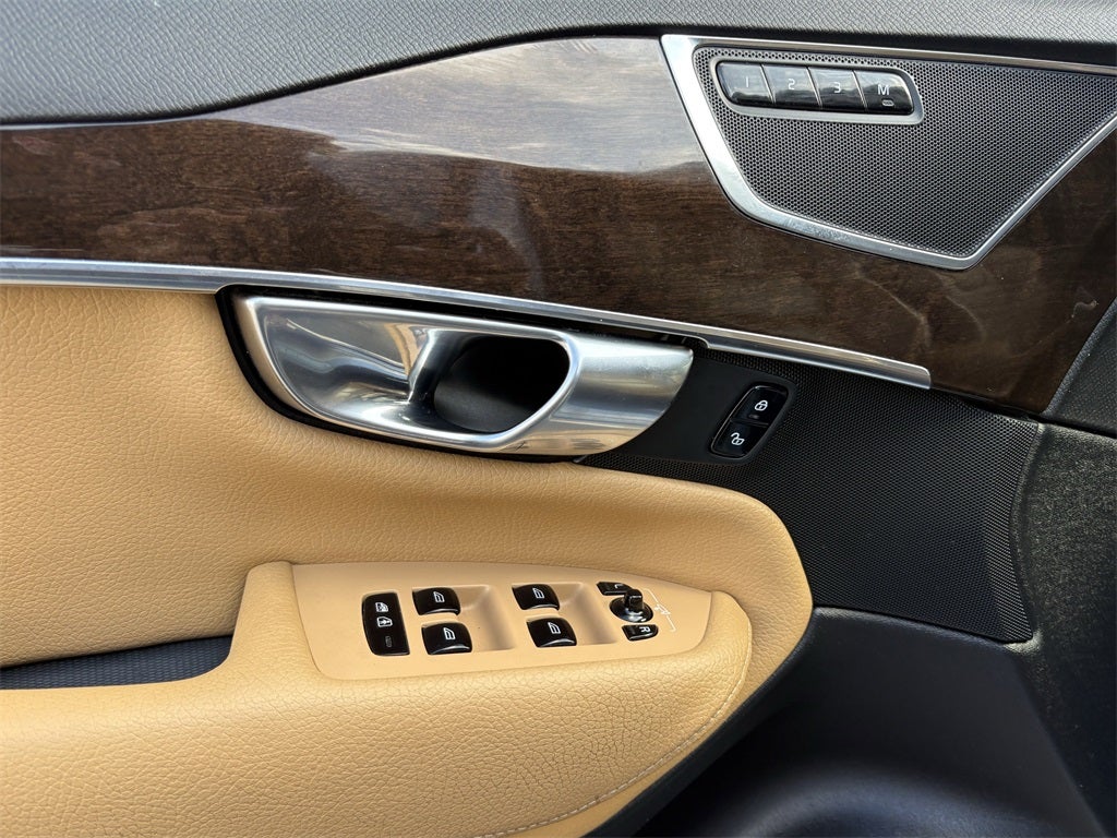 2017 Volvo XC90 T6 Momentum