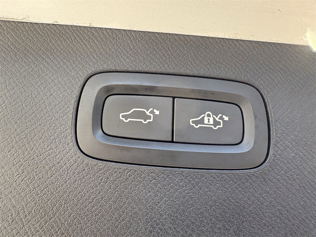 2017 Volvo XC90 T6 Momentum