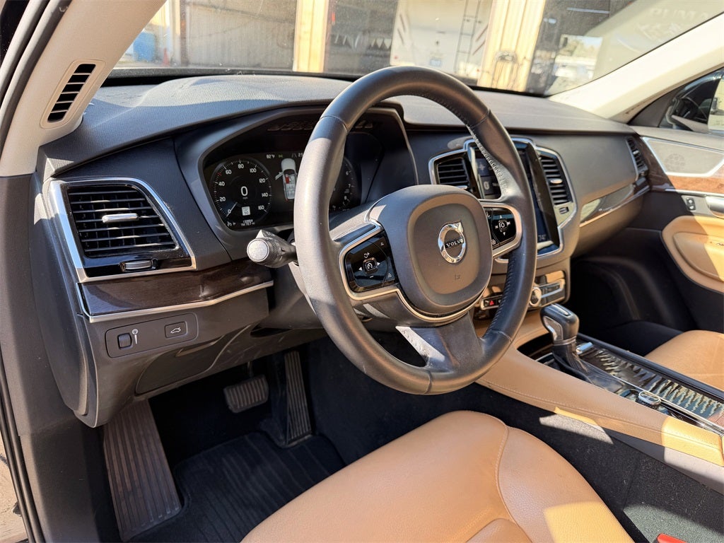 2016 Volvo XC90 T6 Momentum