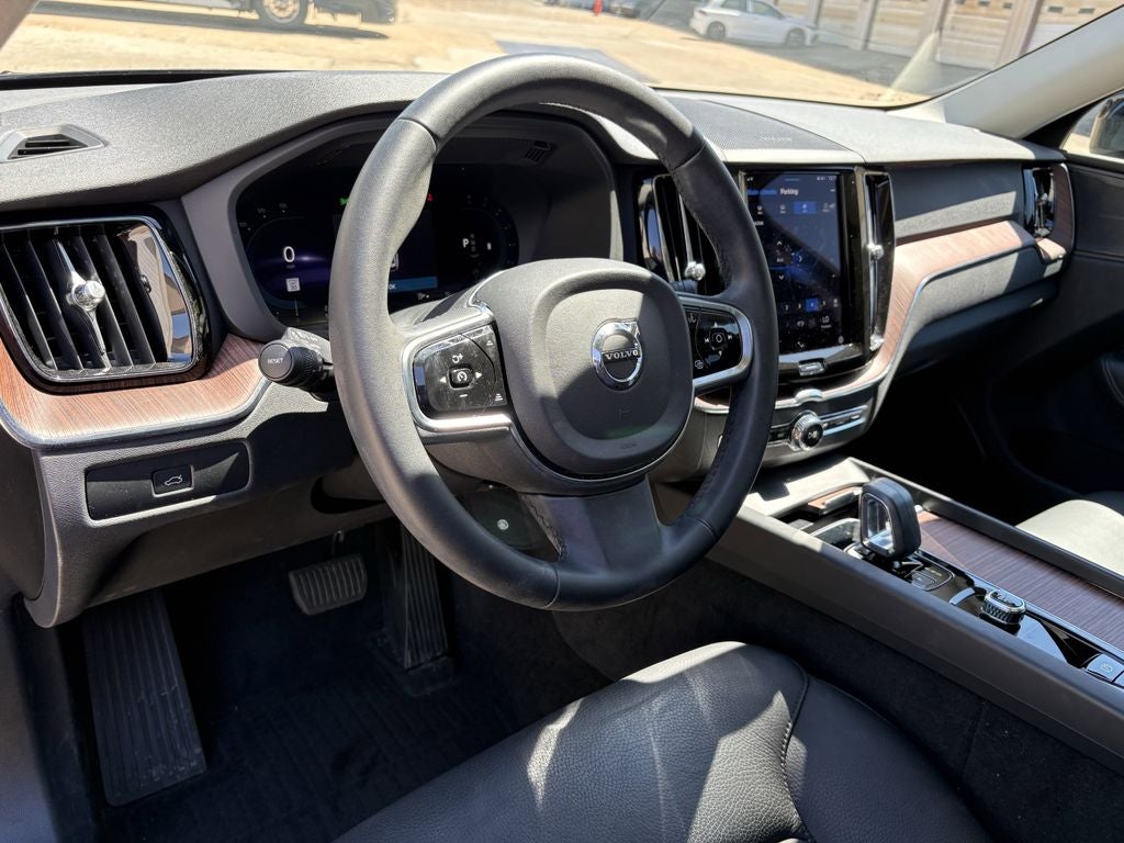 2023 Volvo XC60 B5 Plus Bright Theme