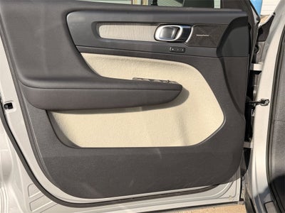 2023 Volvo XC40 Ultimate BRIGHT THEME