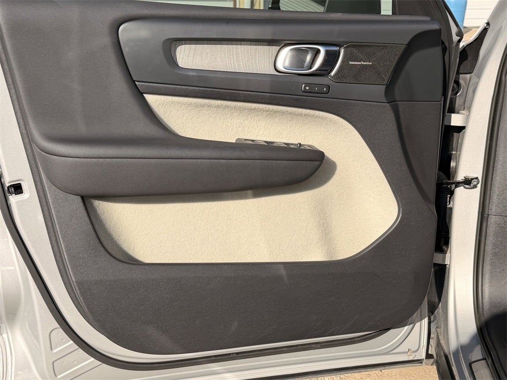 2023 Volvo XC40 Ultimate BRIGHT THEME