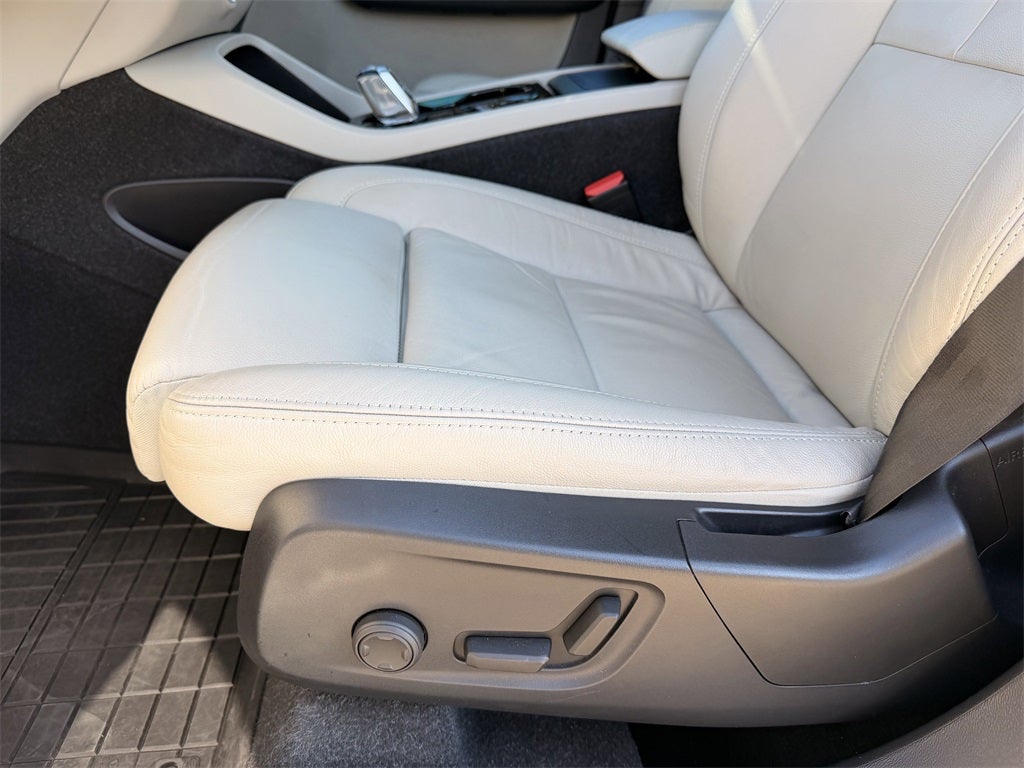 2023 Volvo XC40 Ultimate BRIGHT THEME