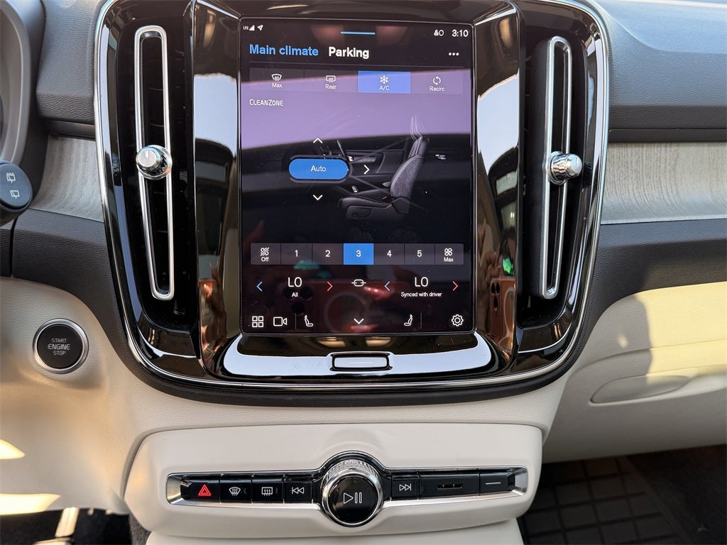 2023 Volvo XC40 Ultimate BRIGHT THEME