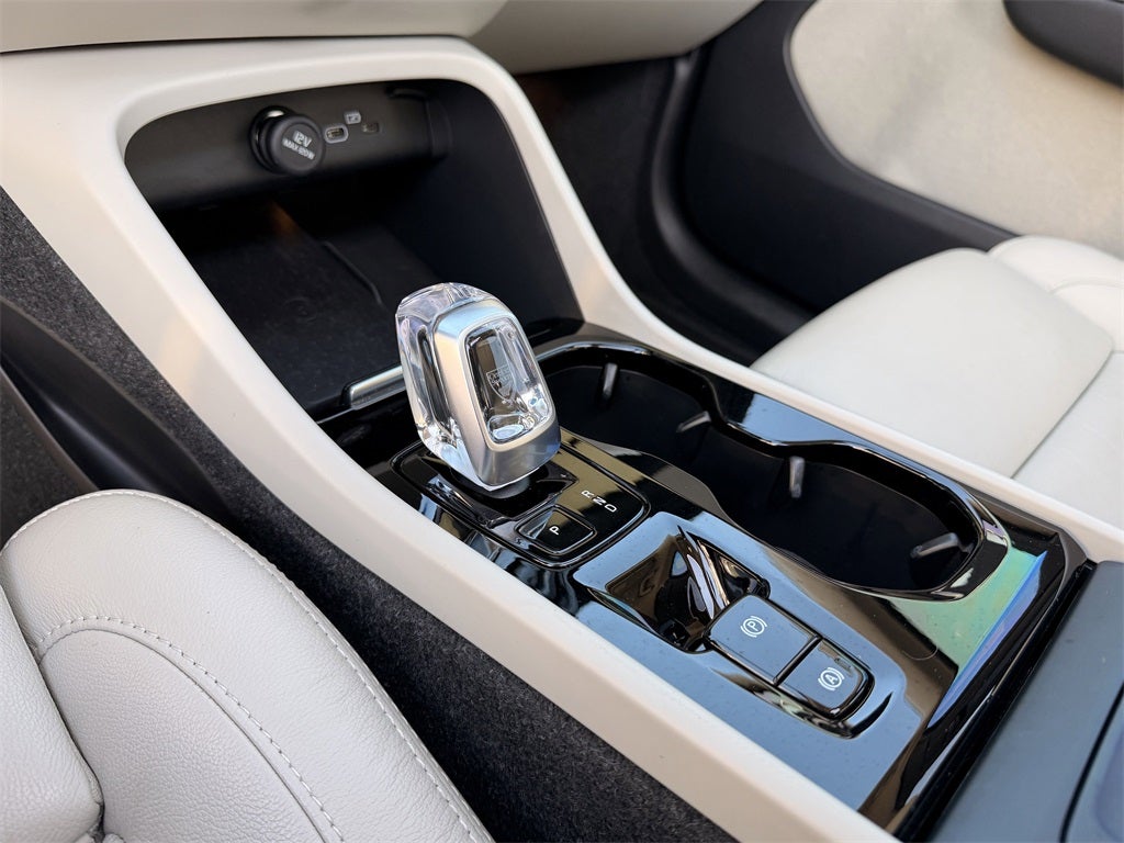 2023 Volvo XC40 Ultimate BRIGHT THEME