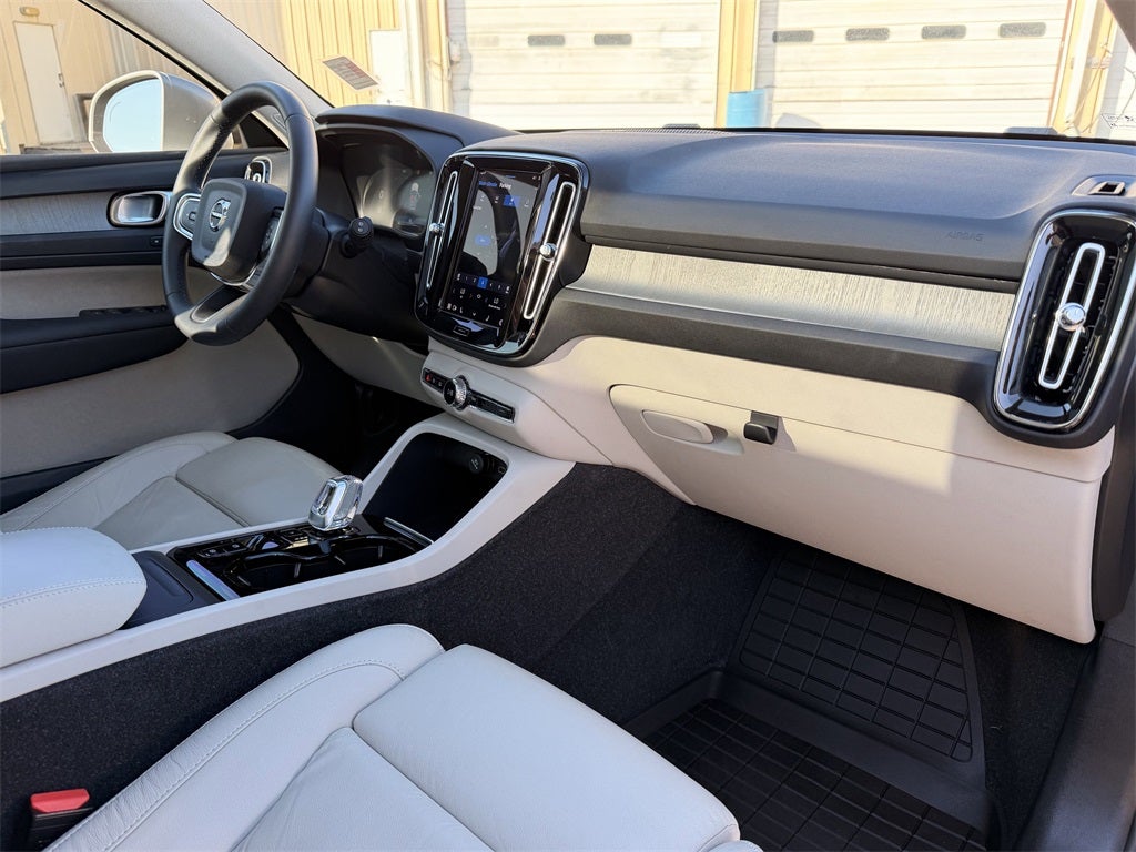 2023 Volvo XC40 Ultimate BRIGHT THEME