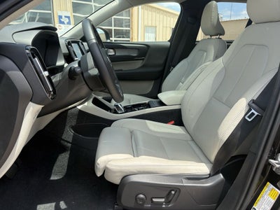 2025 Volvo XC40 B5 Ultra Dark Theme