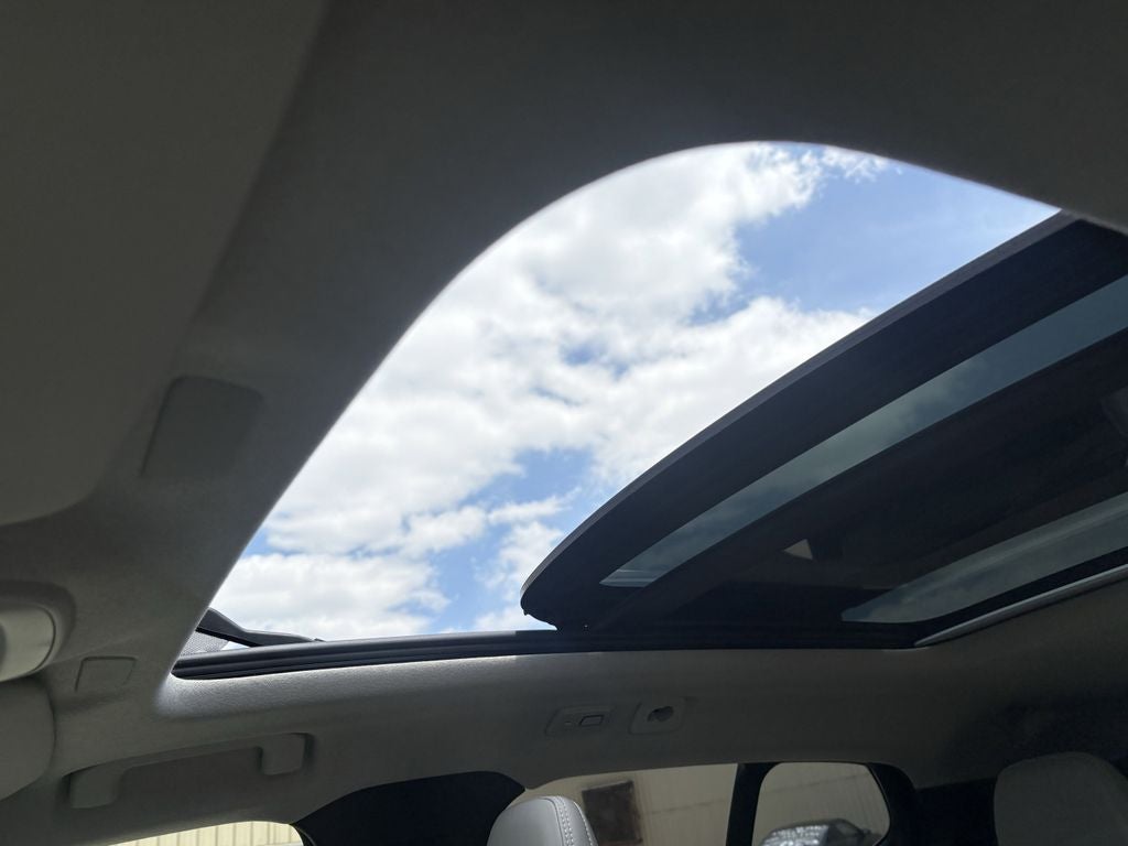 2025 Volvo XC40 B5 Ultra Dark Theme
