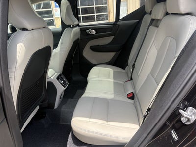 2025 Volvo XC40 B5 Ultra Dark Theme