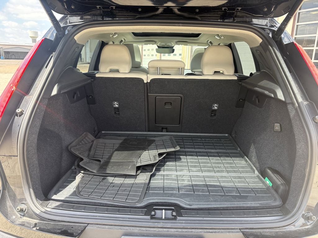 2025 Volvo XC40 B5 Ultra Dark Theme
