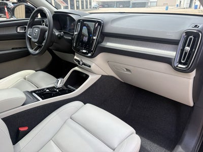 2025 Volvo XC40 B5 Ultra Dark Theme