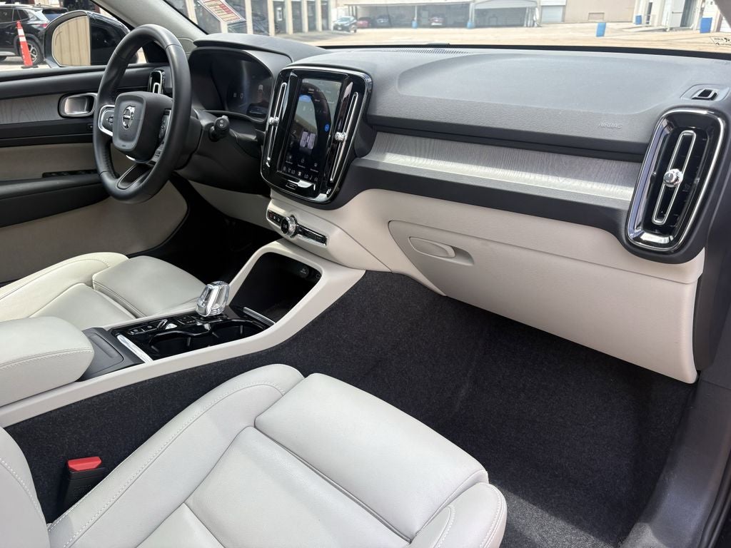 2025 Volvo XC40 B5 Ultra Dark Theme