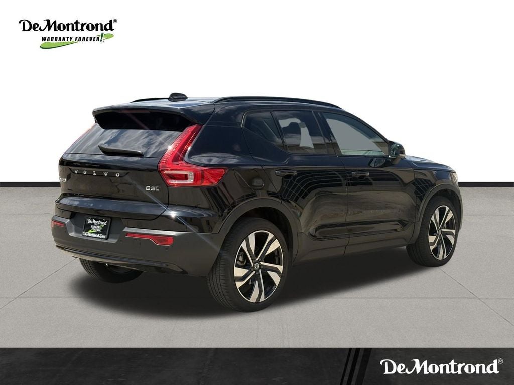 2025 Volvo XC40 B5 Ultra Dark Theme