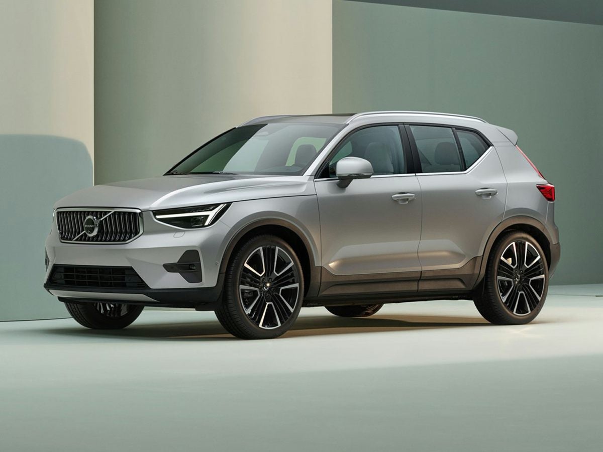 2023 Volvo XC40 B5 Plus Bright Theme