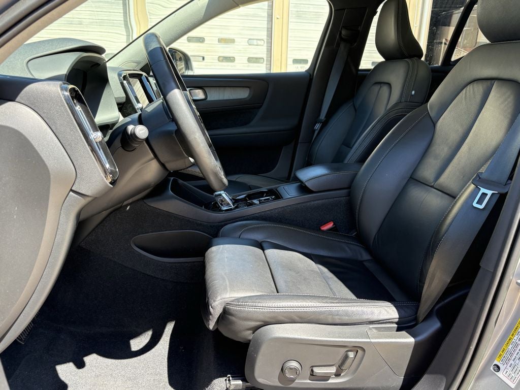 2023 Volvo XC40 B5 Plus Bright Theme