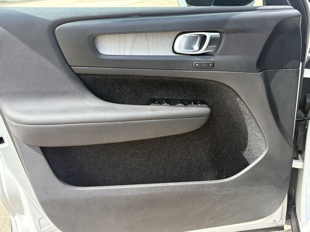 2023 Volvo XC40 B5 Plus Dark Theme