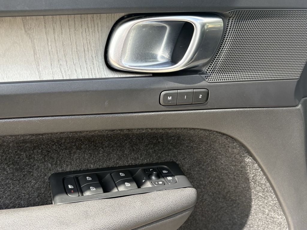 2023 Volvo XC40 B5 Plus Dark Theme