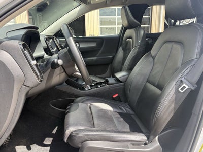 2023 Volvo XC40 B5 Plus Dark Theme