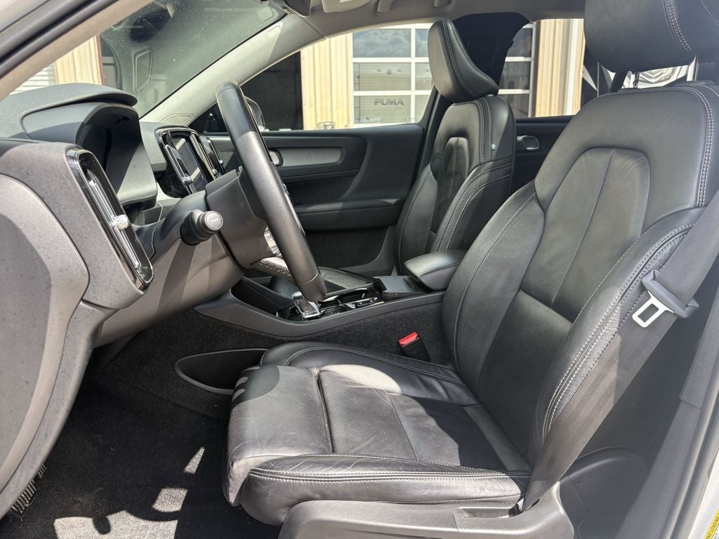 2023 Volvo XC40 B5 Plus Dark Theme