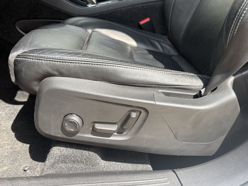 2023 Volvo XC40 B5 Plus Dark Theme