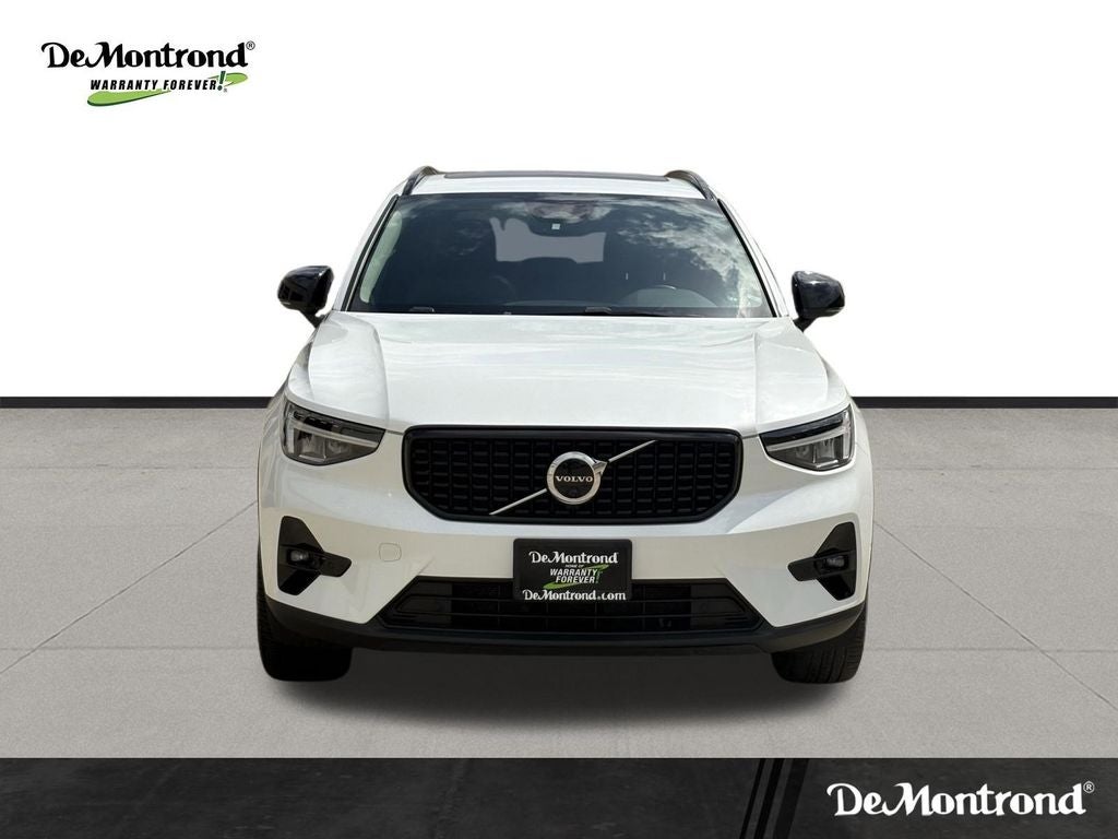 2023 Volvo XC40 B5 Plus Dark Theme